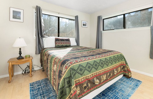 Big Bear City House | Vivienda De Osos - Walking Distance To Snow Play And Oktoberfest! 4 Bedroom Home