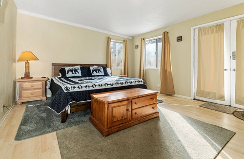 Big Bear City House | Vivienda De Osos - Walking Distance To Snow Play And Oktoberfest! 4 Bedroom Home