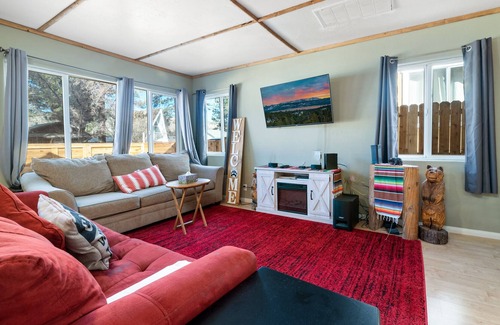 Big Bear City House | Vivienda De Osos - Walking Distance To Snow Play And Oktoberfest! 4 Bedroom Home