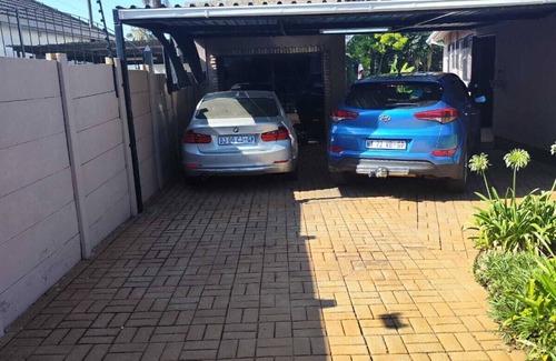 Greater Johannesburg Metropolitan Area Cottage | Vocational cottage in roseacres for tourists and adventurers. Stay with families