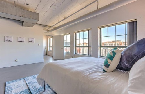 Downtown West Apartment | Vogue loft walk to CityMu/Cards/Aquarium/ConvCtr