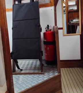 Ouistreham Boat Rental | Voilier confortable en bois à cotés des plages et ferries