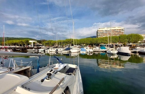 Aix-les-Bains Boat Rental | Voilier Sunbeam Yachts 27,5 à quai au Grand Port Aix les Bains