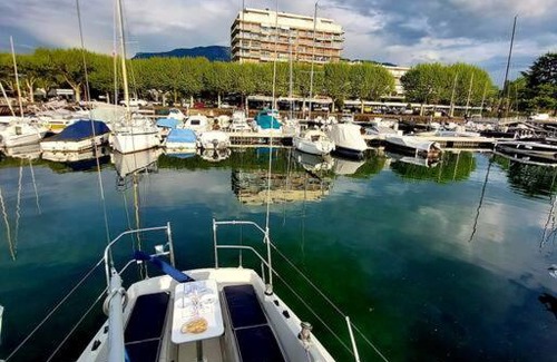 Aix-les-Bains Boat Rental | Voilier Sunbeam Yachts 27,5 à quai au Grand Port Aix les Bains
