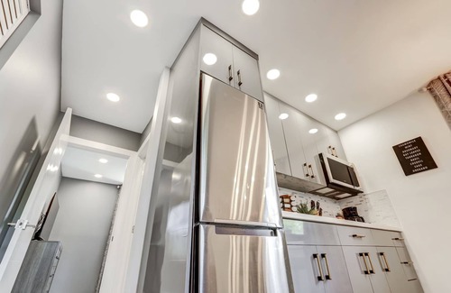 Highland Garden Apartment | Volare: Renovated Professional Design & Near Beach