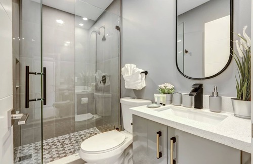 Highland Garden Apartment | Volare: Renovated Professional Design & Near Beach