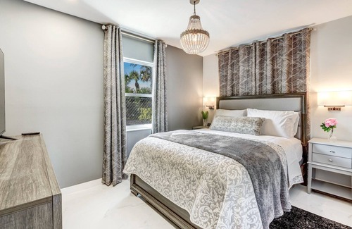 Highland Garden Apartment | Volare: Renovated Professional Design & Near Beach