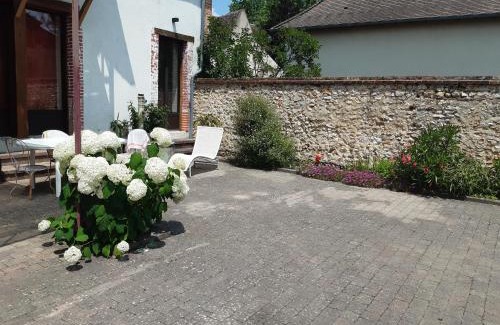 Neuvy-sur-Barangeon Bed & Breakfast | Volets rouges