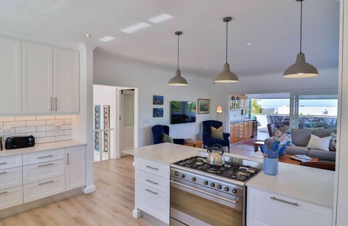 Sandbaai House | Vonkelwyn | Bright and Breezy by Grotto Beach