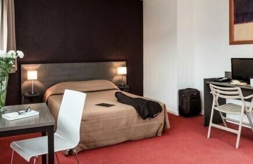 Quartier du Pont-de-Flandre Apartment | Vrbo Property