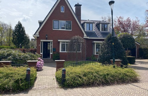 Heiloo Villa | Vrijstaande woning met gastenverblijf op een ruim perceel nabij bos en strand.