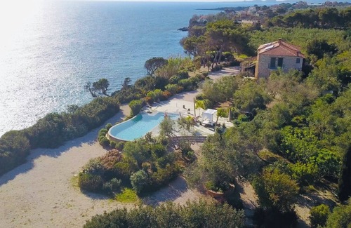 Vromonerion Villa | Vrysomylos - Unique Villa on the beach front