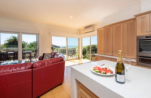 Mount Martha House | Vue de la Mer | Luxe Retreat: Tennis, Pool & Views