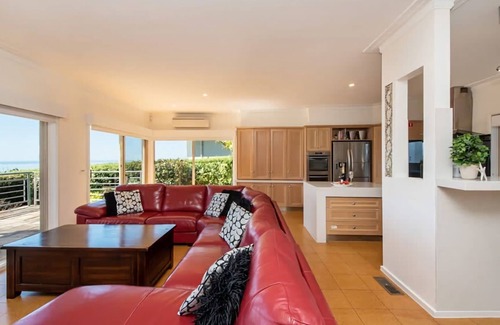 Mount Martha House | Vue de la Mer | Luxe Retreat: Tennis, Pool & Views