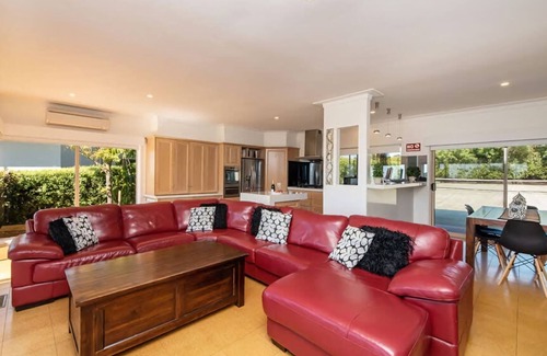 Mount Martha House | Vue de la Mer | Luxe Retreat: Tennis, Pool & Views