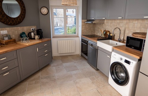 Matignon House | Vue du 5 Maison Rénovée Avec Cour Intérieur et Terrasse