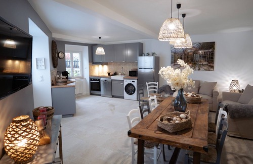 Matignon House | Vue du 5 Maison Rénovée Avec Cour Intérieur et Terrasse