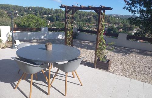 Peypin Apartment | Vue magnifique, jardin et petit cocon en provence