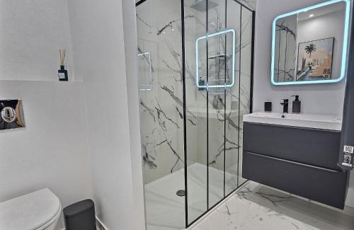 Gerde Apartment | Vue Rivière, Élégant T2, Neuf, Terrasse, RDC