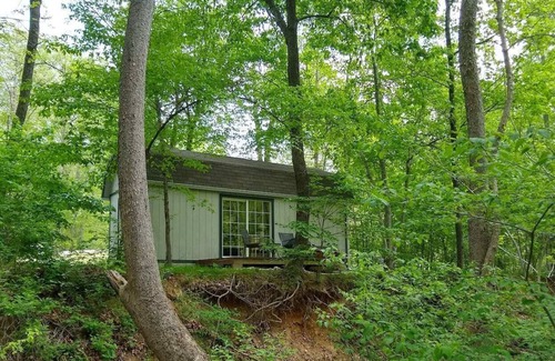 Moodys Apartment | w/hot tub, 3 mi from Illinois River float rentals
