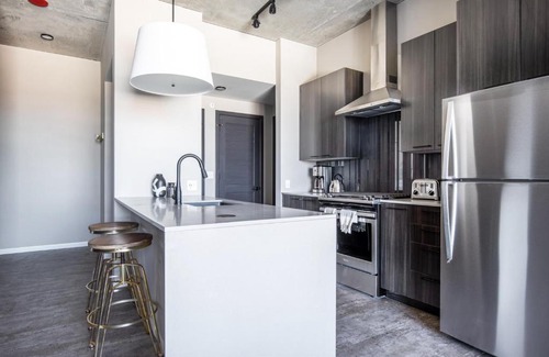 West Loop Apartment | W Loop 1BR w Pool Gym nr Restaurant Row CHI-294