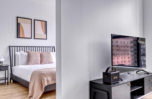 West Loop Apartment | W Loop Studio w Gym Pool in heart of Greektown CHI-532