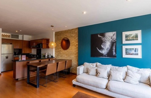 La Gran Via Apartment | w* | Vibrant Duplex in Chico