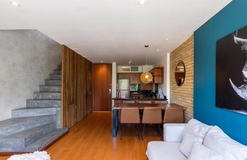 La Gran Via Apartment | w* | Vibrant Duplex in Chico
