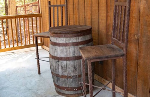 Valley View Cabin | Waggoner - Stay with our Giraffe, Puzzles and Jigsaw!