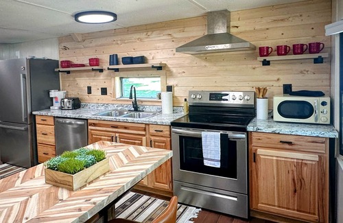 Island Park House | Wagon Wheel Retreat– Family Cabin Near Yellowstone with KING BED & DOG FRIENDLY