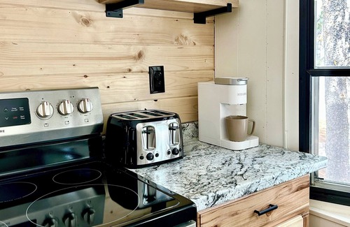 Island Park House | Wagon Wheel Retreat– Family Cabin Near Yellowstone with KING BED & DOG FRIENDLY