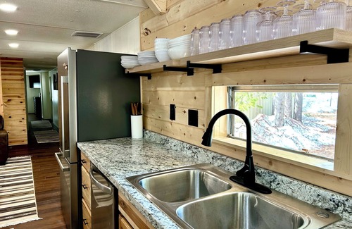 Island Park House | Wagon Wheel Retreat– Family Cabin Near Yellowstone with KING BED & DOG FRIENDLY