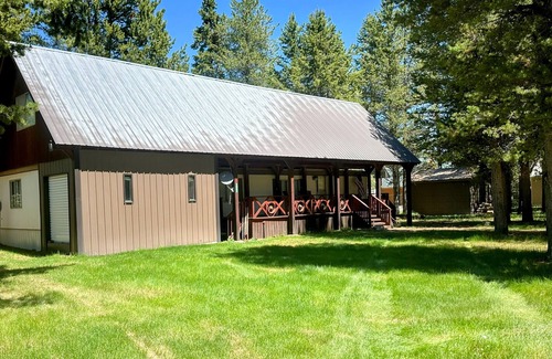 Island Park House | Wagon Wheel Retreat– Family Cabin Near Yellowstone with KING BED & DOG FRIENDLY