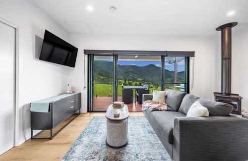 Coolabine Cabin | Wagtail Studio Cabin. Peaceful and Ideal for couples or a young family.