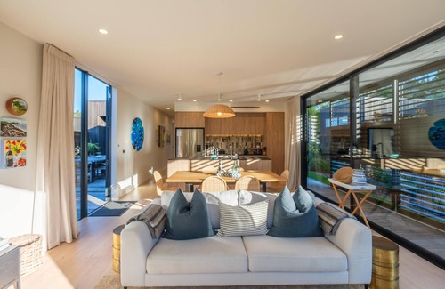 Onetangi House | Waiata Beach House - Onetangi - Waiata Beach House is a newly built luxury holiday home just a moments stroll from the golden sands and sparkling waters of Onetangi Beach. With three bedrooms and a luxury family bathroom, this is the perfect house fo