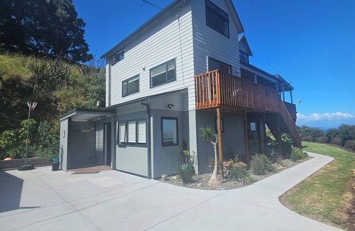 Kereta House | Waikawau Retreat. Private home, overlooking the sea, covered deck to entertain.