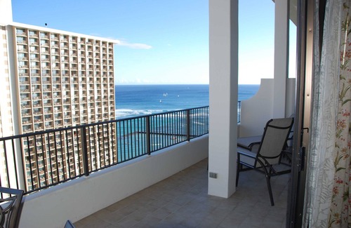 Waikiki Resort | Waikiki Beach Ocean View 2-story spacious Penthouse with 2 BD & 2.5 Bath