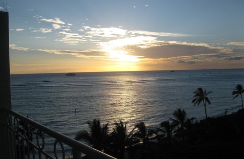 Waikiki Condo | Waikiki Beach ocean view studio with pool access right on the white sand beach.
