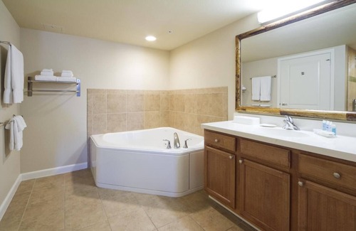 Waikiki Resort | Waikiki Beach Walk Resort Condo