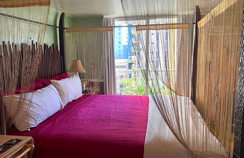 Waikiki Hotel | Waikiki Living, 4 blocks from surf, mountain views, king size bed and office!