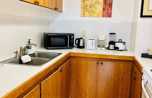 Waikiki Apartment | ~Waikiki~ LOWEST RATES IN AREA ~ 2 Bedroom ~ Fully Furn ~ Blocks to Beach ~