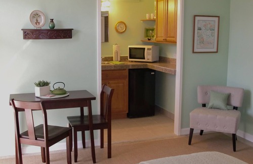 Waikiki Apartment | ~Waikiki~ LOWEST RATES IN AREA ~ Studio ~ Fully Furn ~ Blocks to Beach ~