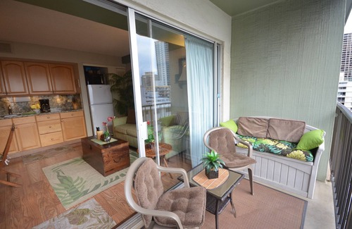 Waikiki Apartment | Waikiki Park Heights 1208 Sun & Beach Fun only 3 minutes away
