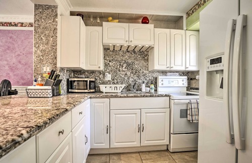 McCully - Moiliili Condo | Waikiki: Walking Distance 30 Night Minimum
