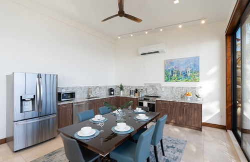 Kuliouou - Kalani Iki House | Wailupe Seaside Haven: Beachfront Luxury Home w/Pool & in City Proximity