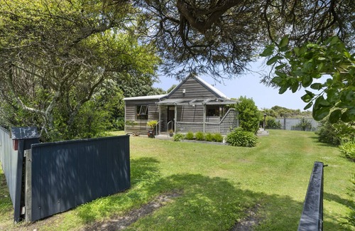 Waikanae House | Waimea Cottage - Waikanae Holiday Home