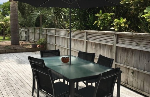 Tairua House | 'Waitui' Bach @ Tairua Beach. Tranquil holiday space.