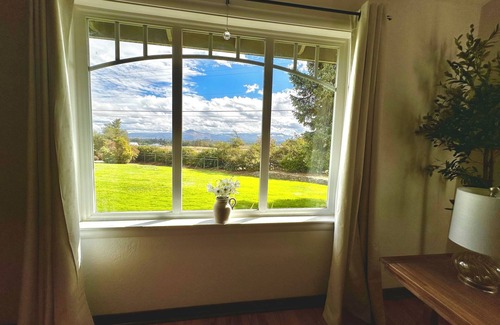 Medford Cottage | Wake to breathtaking sunrises over the rolling hills! Relax by the fire under the stars, & savor sunset dinners beneath fragrant wisteria pergola. Surrounded by wineries and minutes from historic Jacksonville, this retreat blends charm & convenience
