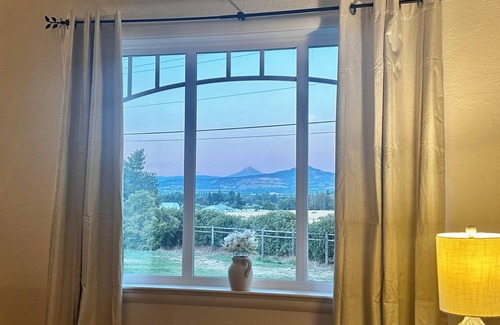 Medford Cottage | Wake to breathtaking sunrises over the rolling hills! Relax by the fire under the stars, & savor sunset dinners beneath fragrant wisteria pergola. Surrounded by wineries and minutes from historic Jacksonville, this retreat blends charm & convenience