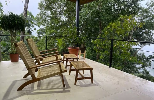 Jaco House | Wake to the birds, sleep to the sound of the waves